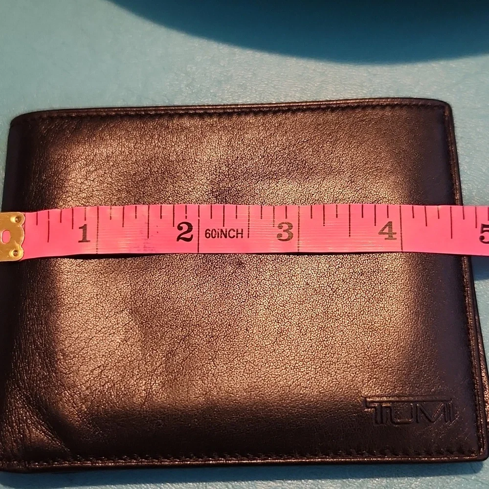 Tumi Bifold Wallet Multiple Card Slots - 2 Places for paper bills